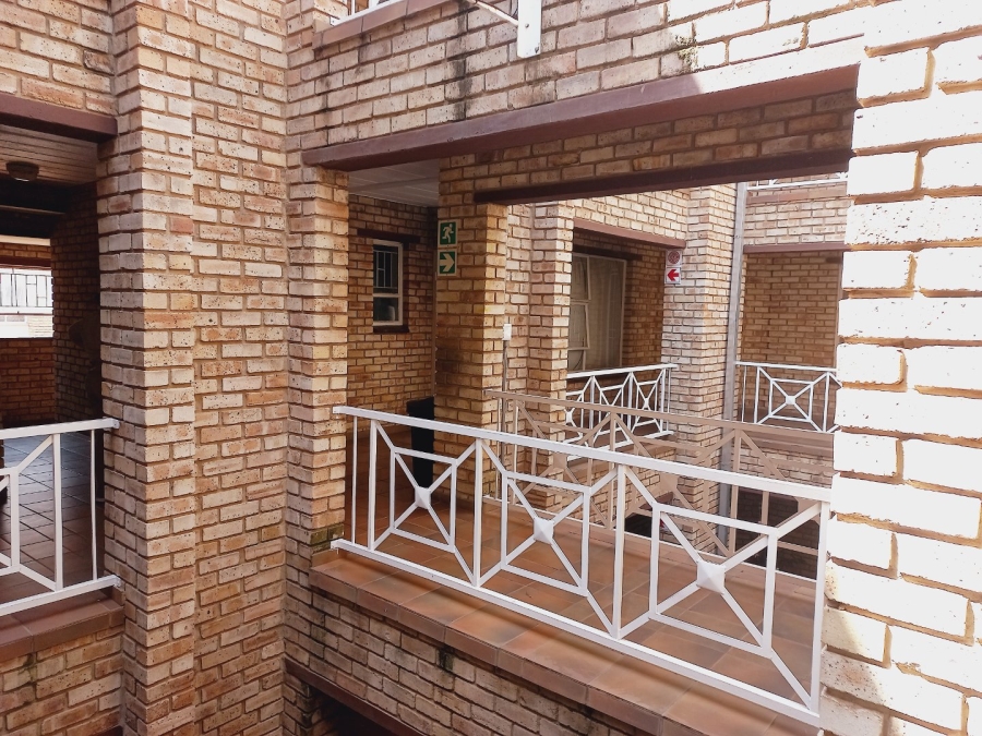 To Let 1 Bedroom Property for Rent in Kannoniers Park North West